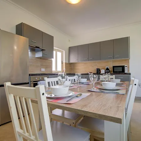 Apartman St Julian's Unique 3-bedroom And Penthouse With Jacuzzi San Ġiljan