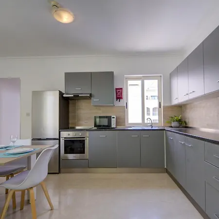 St Julian's Unique 3-bedroom And Penthouse With Jacuzzi Apartman