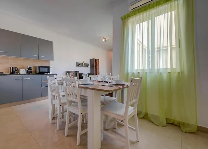 St Julian's Unique 3-bedroom And Penthouse With Jacuzzi San Ġiljan