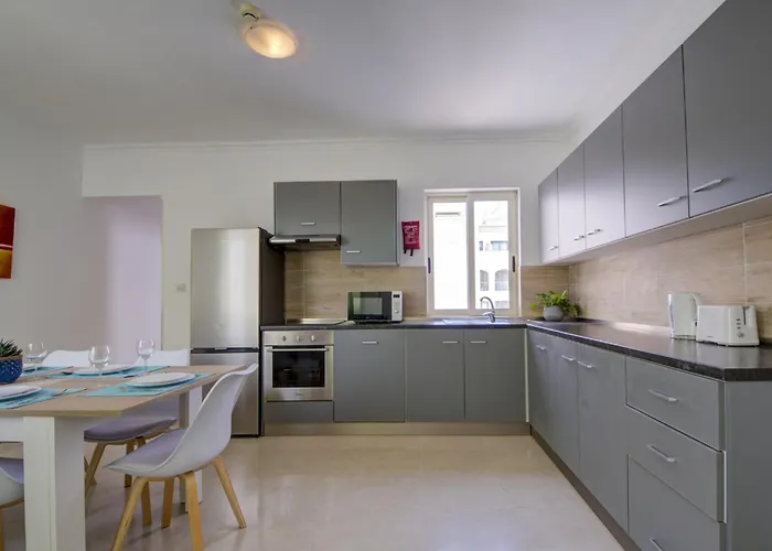 St Julian's Unique 3-bedroom And Penthouse With Jacuzzi Apartman