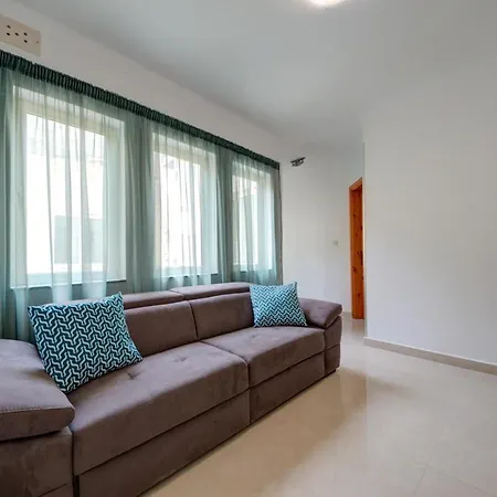 St Julian's Unique 3-bedroom Sleeps 9-10 Apartment Saint Julian's