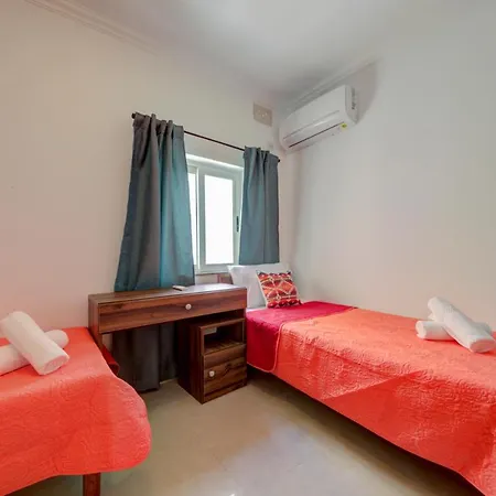 Apartment St Julian's Unique 3-bedroom Sleeps 9-10