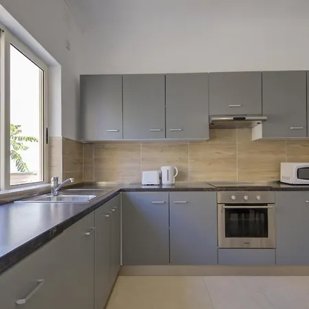 St Julian's Unique 3-bedroom Sleeps 9-10 Apartment