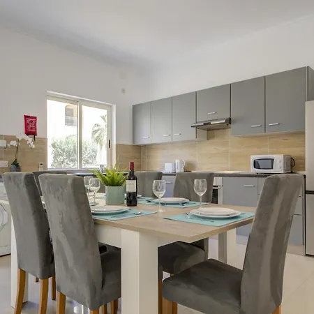Apartment St Julian's Unique 3-bedroom Sleeps 9-10