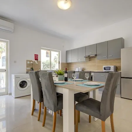 St Julian's Unique 3-bedroom Sleeps 9-10 Apartment
