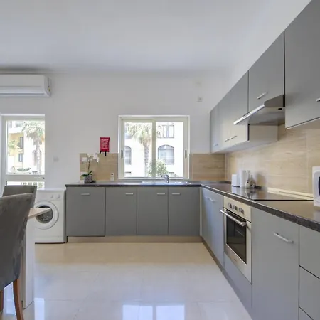 St Julian's Unique 3-bedroom Sleeps 9-10 Apartment Saint Julian's