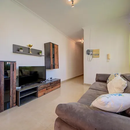 St Julian's Unique 3-bedroom Sleeps 9-10 Saint Julian's