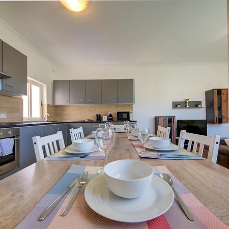 St Julian's Unique 3-bedroom Sleeps 9-10 *