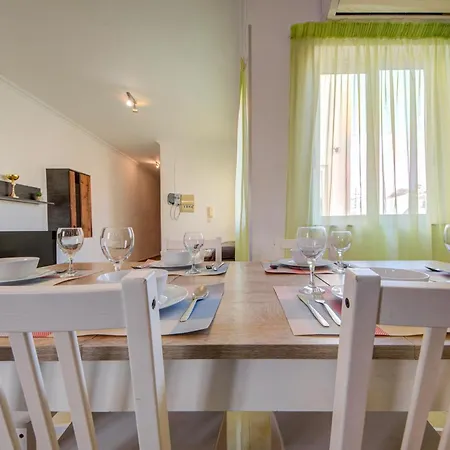 St Julian's Unique 3-bedroom Sleeps 9-10 Apartment *