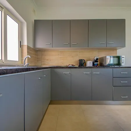 Apartment St Julian's Unique 3-bedroom Sleeps 9-10