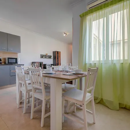 St Julian'S Unique 3-Bedroom Apartments And Penthouse With Jacuzzi San Ġiljan