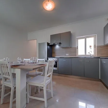 St Julian's Unique 3-bedroom Sleeps 9-10 Apartment Saint Julian's