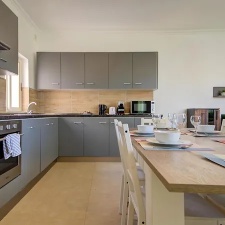 Apartment St Julian's Unique 3-bedroom Sleeps 9-10 *