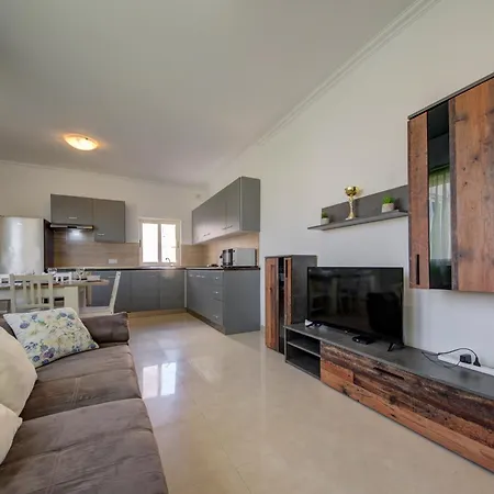 St Julian's Unique 3-bedroom Sleeps 9-10 *