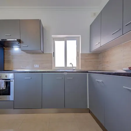 St Julian's Unique 3-bedroom Sleeps 9-10 * Saint Julian's