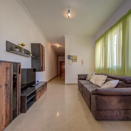 St Julian's Unique 3-bedroom Sleeps 9-10 Apartment Saint Julian's