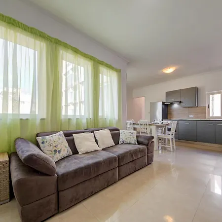 St Julian's Unique 3-bedroom Sleeps 9-10