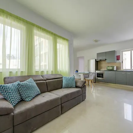 St Julian's Unique 3-bedroom Sleeps 9-10 Apartment Saint Julian's