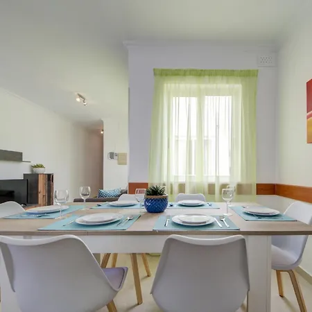 St Julian's Unique 3-bedroom Sleeps 9-10
