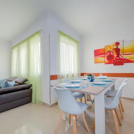 Apartment St Julian's Unique 3-bedroom Sleeps 9-10