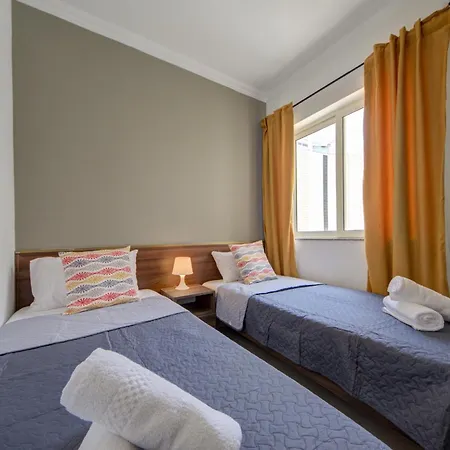 Apartment St Julian's Unique 3-bedroom Sleeps 9-10 *