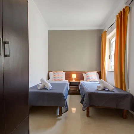 St Julian's Unique 3-bedroom Sleeps 9-10 Apartment *