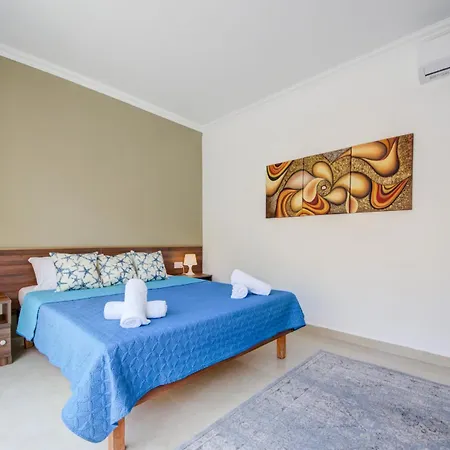 St Julian's Unique 3-bedroom Sleeps 9-10 Apartment